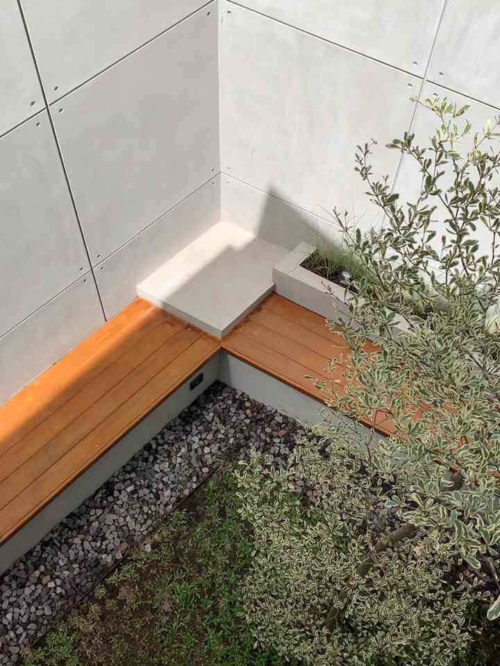 Tentang Taman.

Area taman rumah kami ini menjadi salah satu area favorit di rumah kami. Kami berdua sering menghabiskan waktu dikala sore hari untuk sekedar menikmati udara segar setelah seharian beraktivitas. Di area taman ini terdapat satu pohon yang menjadi focal point area ini yaitu Ketapang Kencana Variegata. 

#CeritaDiRumahBumi
#InspirasiTaman
#TanamanHias
#RumahMinimalis