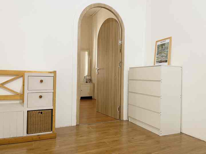 Pintu Arch 
Hallo aku akan bercerita tentang pintu arch ini 
Dulu pintu  kamar ini bentuknya terlalu pendek karna model pintu jadul dan sudah terlihat buluk terus aku memutuskan untuk mengganti pintu ini setelah aku cari2 insiprasi akhirnya aku nemu juga dsign yang cocok yg slama ini aku cari2 
Kebetulan waktu itu pas banget sama renovasi dapur akhirnya aku minta vendornya sekalian untuk bikinin pintu ini 
Untuk kusen dan pintunya aku kostum di vendor ya
Untuk bahannya ini dilapisi hpl motif kayu oak 
Setelah terpasang bener2 merubah vibes ruangan yg dulunya pintu buluk jadul sekarang sudah terlihat aesthetic 🥰🙏

#costumfurniture
#diyfurniture
#personalizedfurniture
#uniquefurniture