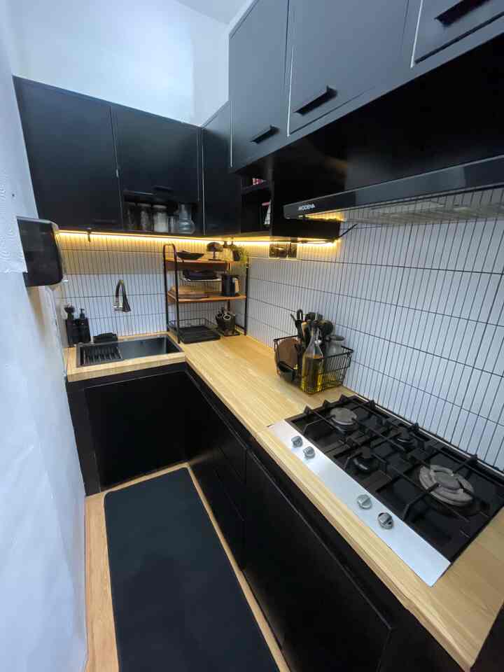 Halo! dari dapur gang senggol lama rasa baru 🖤
Sekarang udah nggak full mamba nih, karena udah ganti backsplash ke warna yang lebih cerah dan netral ✨

Alhamdulillah akhirnya jadi bisa terlihat lebih clean, luas dan bersih dapurnya sekarang. 
Tapi masih dengan barang dekorasi dan perintilan dapur yang lama. Masih dengan rak untuk menyimpan lap-lap, talenan, rak piring. Juga dengan keranjang untuk menyimpan botol minyak.

Semoga menginspirasi ✨🖤

#KitchenRoomDecor #kitchenideas #kitcheninspiration #kitcheninspo #smallkitchen #inspirasidapur #dekorasidapur #dapurkecil #dapurmodern #dapurminimalis #zarraawwrr #lollahouse #bandung