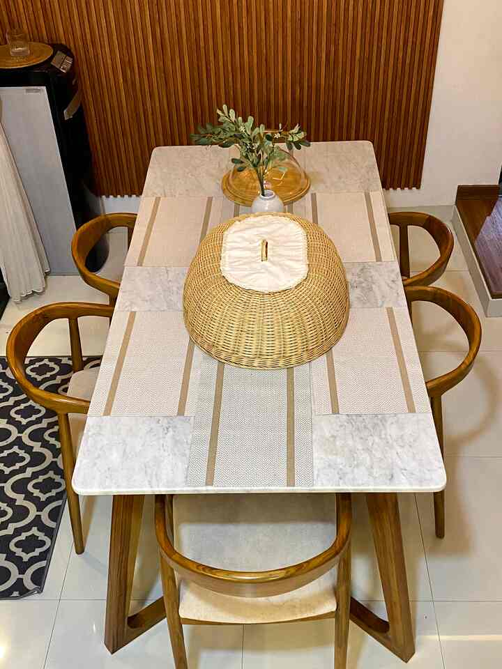 Dining Room, ruangan terfavorit di bumi.kahiji.
Salah satu kenapa aku suka ruangan ini karena penuh dengan aksen wood and white seperti wallpanel, kursi jati, dan meja jati dengan paduan marmer putih. Pilihan furniture dengan aksen wood ini sengaja aku terapkan agar suasana semakin hangat saat kita melakukan aktivitas makan bersama. 

#myfavoriteroom #myhouseroom #myfavoriteitems