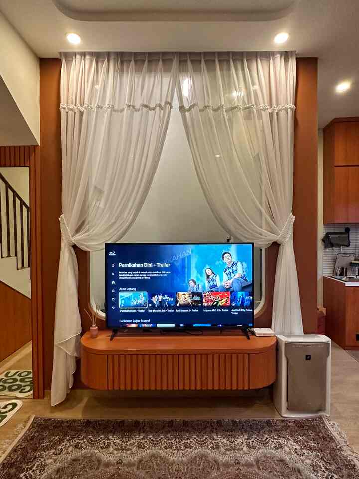 Kali iniiii Casadelusan bakal kasih tau LusanGeng apa aja sihhh yang ada di Ruang Keluarga Kami hihihi
Karena baru banget pindah, isi ruang keluarga kami belum terlalu lengkap. Yang penting penting dulu aja barangnya hahaha seperti tv, sofabed (karena kita berdua suka banget nonton jadi harus nyaman nihh kalo pas nonton) terussss air purifier ini penting banget disaat udara lagi jelek begini, apalagi kami punya baby.
Oiyaaa gak lupa juga, kita pake reed diffuser dari Home of Humans yang supeeeerrr enaaaaaakkkk (wajib coba geng!!)
Dan akuuuuu wajib banget pasang karpet di ruang keluarga karena aku suka banget gesek gesekin kaki ke karpet hahahahahaa
Doakan segera terisi printilan gemesnya untuk ruang keluarga Kami ya Geng🫶🏻

#japandi #scandinavian #semarang #livewithkids #200m2 #homedecor #homedecorinspo #aesthetichomedecor #warmvibes