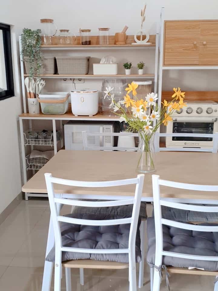 Ruang makan sekaligus dapur ini memang belum sesuai konsep rumah kami yg modern minimalist, karena belum adanya kitchen set. Tapi ruangan ini tetap dibuat estetik dgn menggunakan low budget item. Menata ruangan menjadi cantik itu tidak harus mahal. Tipsnya pilih produk dgn warna yg senada dan fungsional, tambahkan item dekorasi seperti vas, wall art, atau hiasan lainnya, serta pastikan ruangan selalu bersih dan rapi.
#LowBudgetKitchen
#LowBudgetKitchenMakeOver
#LowBudgetKitchenInspiration
#homedecor
#roomdecor