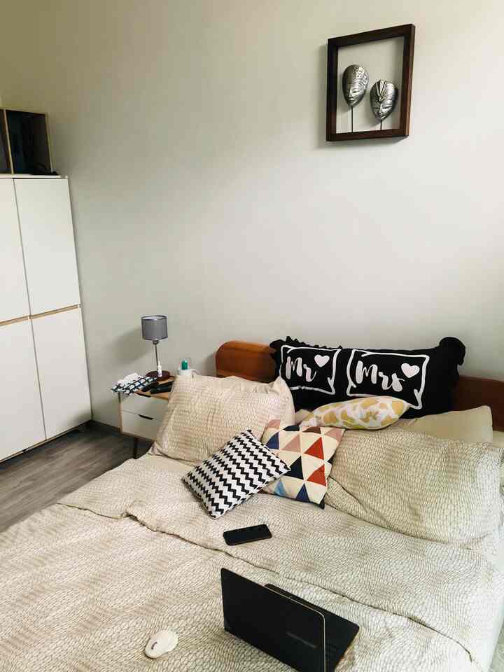 Master Bedroom kami dengan nuansa Japandi dengan warna off white, earth tone dan brown dari kayu.  Dengan luas 3mx4,5m dan bukaan jendela yang cukup lebar langsung ke taman depan, sirkulasi udara yang cukup menjadikan master bedroom ini sesuai dan memenuhi kebutuhan kami saat ini.

#japandimasterbedroom #masterbedroom #bedroom #japandistyle #idebedroom #liveslowly