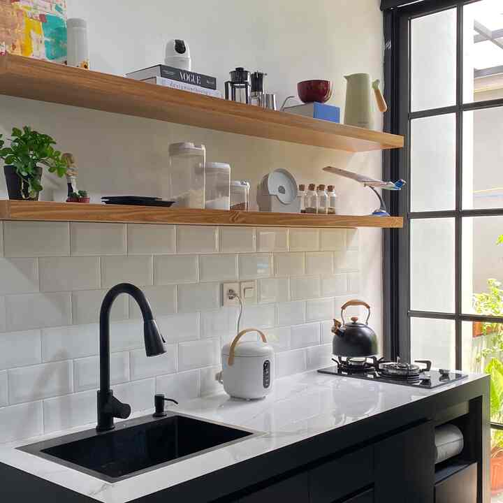 [Save & Share]

Styling dapur low budget ala tilahamo: memasang dua ambalan di atas dan hanya merogoh uang sekitar 500ribuan. Ambalan ini kami beli di marketplace, sebab kalau memesan ke vendor uang 500 ribu hanya bisa untuk satu meter ambalan saja ☺️

Semoga bermanfaat✨

#LowBudgetKitchen
#LowBudgetKitchenMakeOver
#LowBudgetKitchenInspiration
#Dapursegaris #Ambalandapur #dapurkecil #dapurlowbudget #rumahkecil 