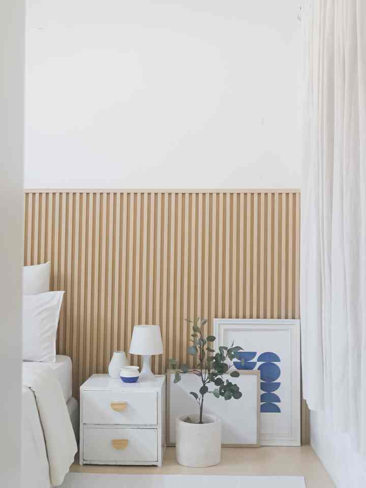 Salah satu cara menyulap look kamar agar terlihat elevated terkadang tidak perlu sesuatu yang mahal, seperti bedside table yang merupakan hasil DIY dari meja lama, dengan repaint putih dan mengganti handle meja, Frame lama juga saya repaint putih dan cari inspirasi di pinterest untuk Wall Artnya kemudian di print sendiri. Vase terracota yang diberi textured paint ivory white dan warna biru. Dengan items2 tersebut, membuat nuansa kamar terlihat fancy, elevated juga selaras secara keseluruhan 🤍

#FancyBudgetMinim
#LowEffortFancy
#SpillDecorLowBudget
#SelfMakeover


