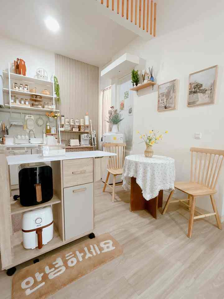 untuk warna di homechy memang tidak menggunakan banyak warna hanya menggunakan warna kayu natural baik dinding maupun lantai dan furniture 

 #BringColorsToMyHome
 #HomeColorPalette
 #HomeColorDesign
#inspirasidapurminimals
#minimalis 
#japandistyle
#koreastyle
