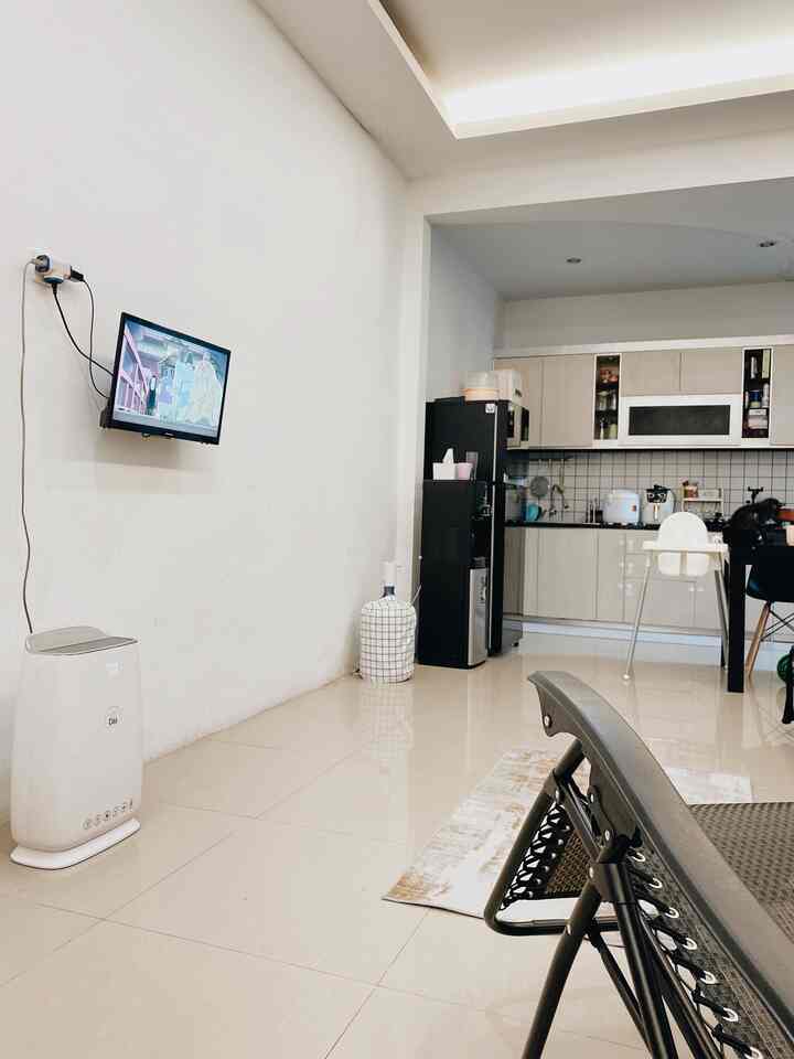 Suasana di ruang tengah diapit antara ruang makan dan ruang tamu tempat ternyaman untuk menonton tv 🥰

#livingroom 
#japandi #contrmporer
#90sqm
#listamarsudi
#IKEA #CLEA #idedekorasi #AS3 #dekorlowbudget