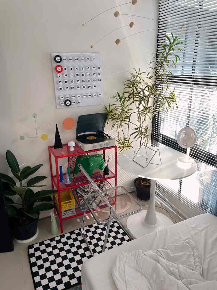 Salah satu rak yang menurutku eye catching!
Nama raknya BAGGEBO dari IKEA. 

Warna raknya merah tapi bukan merah cabe jadi ga alay 😄. Bisa dijadiin storage atau buat taruh item item dekoratif supaya ruangan lebih menarik dan estetik! ✨

#rakpenyimpanan 
#rakikea 
#midcenturymodern
#bedroominspo
#bedroomidea
#bedroomstyling