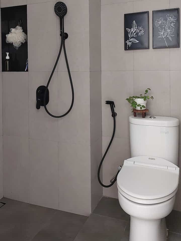 Kamar mandi kami ini berukuran 1.5 x 2 m. Karena luas terbatas ini kami berusaha memanfaatkan space yang ada supaya tetap fungsional dan nyaman. Meskipun kecil jangan sampai terasa sempit. 

Memilih menggunakan shower dan membuat tempat sabun pada dinding kamar mandi merupakan upaya kami menghemat tempat.

Dekorasi minimalis berupa pot tanaman dan lukisan pada dinding sudah cukup untuk membuat area kamar mandi ini lebih stylish.

#kamarmandi #bathroomstyling #bathroominspo #bathroomdecor #smallbathroom #smallbathroomidea #liveslowly