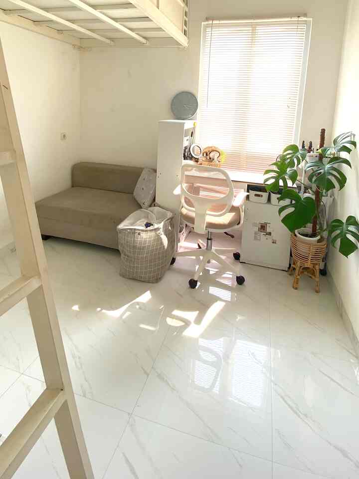 Waktu bersih-bersih hari Minggu!
Kamar anak-anak berukuran 3x3m yang dulunya ditempati oleh 2 saudara perempuan saya ini kini kosong sejak mereka berangkat ke kampus minggu lalu.
Untuk mengatasi rasa sedih karena tinggal terpisah, saya memutuskan untuk membersihkan ruangan ini dan menyegarkannya dengan menyedot debu lantai, membuka jendela dan membiarkan udara dan cahaya masuk ke dalam ruangan dengan indah agar tetap cantik hingga mereka kembali berlibur. ! ✨✨
#kidsroom #studyroom #kamaranak-anak #kamarbelajar #minimalist #loftbed #smallspace