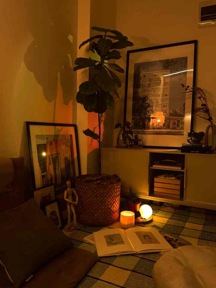 Selamat malam ✨
Kalau di tanya tema apartment selasar.apt stylesnya apa, sebenarnya masih berproses menemukan tema-nya ke arah mana. Kepinginnya lebih kearah mid-centurymodern, atau semi retro tapi apapun temanya kepingin hunian yg nyaman ☺️
#midcenturymodern
#homedecorinspo
#aesthetichomedecor 
#selasarapt
#tinyapartment