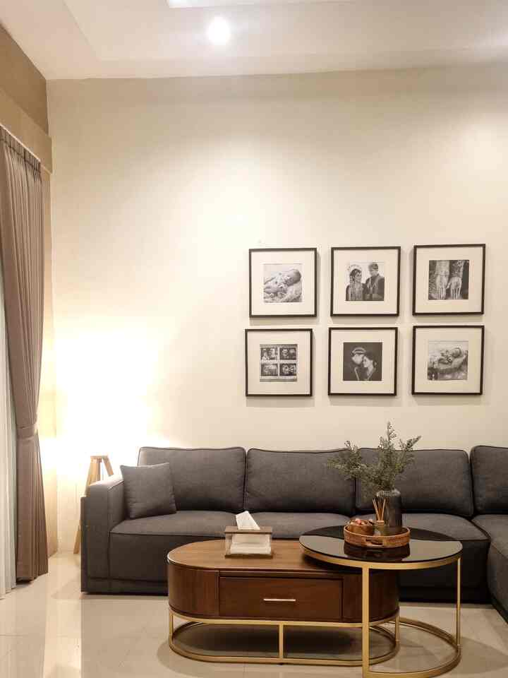 Night vibes in #YYhouse.. Untuk lighting, mostly kami pakai downlight yg disupport dg lampu gantung, lampu meja hingga LED strip light untuk beberapa area. Lampu warm white kami pakai supaya suasana rumah lebih homey dan tidak berasa terlalu terang.. Penggunaan warm white juga salah satu trik yg dipakai di hotel-hotel supaya menghasilkan suasana yg relax & nyaman..

#NightVibe #LightingIdeas #LightingInspiration