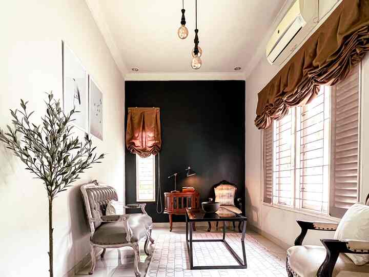 Black Interior is never dull.

HomebyjLo terinspirasi dari dekorasi  rumah Eropa yang memadukan unsur klasik dengan unsur modern. Penerapan style klasik di living room terlihat dari perabot kayu jati, gorden roman, lighting warm white, dinding terang gelap nuansa hitam putih.
Ciri khas homebyjlo adalah black interior.
Berani membawa unsur hitam pada beberapa dinding di rumah ini justru membuat suasana sejuk namun classy elegant. Untuk menciptakan kesan modern, cushion berwarna off white, bean bag, beberapa lukisan abstrak , meja besi, dan karpet hitam bermotif minimalis melengkapi dekorasi interior ruang keluarga.
#ruangkeluarga
#livingroom
#midcentury
#modernabadpertengahan 
#homedecorinspo
#roomdecorinspo
#aesthetichomedecor
#ikea 