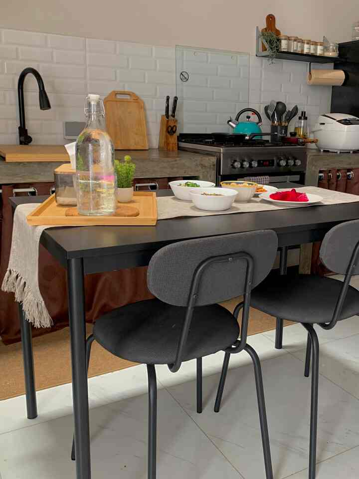 Cara aku membuat nyaman ruang makan yang sekaligus dapur ini adalah dengan memasak makanan yang lezat walaupun sederhana
Terkadang sehabis masak, tidak sempat beres-beres peralatan memasak. Cara aku agar dapur masih terlihat rapi adalah dengan menyimpan alat masak langsung di dalam sink, lalu di tutup dengan talenan lamplig IKEA yang cukup besar untuk menutupi sink dengan ukuran 56x46cm.

#DiningRoomDecor
#DiningRoomIdeas
#DiningRoomInspiration
#KitchenIndustrial 
#Diningroom
#kitcheninspo