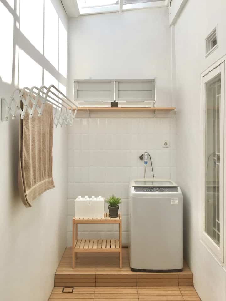 Annyeong!

Di era “jasa laundry” menjamur ini, kalian termasuk yg masih nyuci sendiri gak sih? Apalagi sekarang udah banyak mesin cuci sekaligus dryer yg bikin kita gak perlu ada kegiatan jemur-jemur lagi.

Kalo aku pribadi tiap minggu masih pake jasa laundry, bukan buat nyuci tapi buat nyetrika. Jujur nyetrika itu bener-bener ngabisin waktu karena gak bisa selesai 10 menit kayak nyuci piring😂

Kalo kalian gimana nih?😆

#LaundryArea #LaundryRoom #RuangCuciJemur #LaundryAreaInspiration #LaundryRoomIdeas #HomeDecor