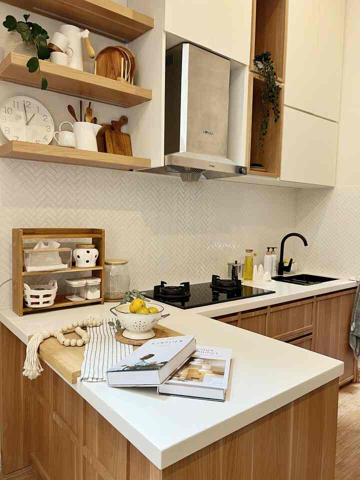 Because the theme of this kitchen is wood and white, the small decorations in the kitchen also contain white or wooden elements to make it look more aesthetic #smalldecoration #decorationinspo #pernakpernikrumah