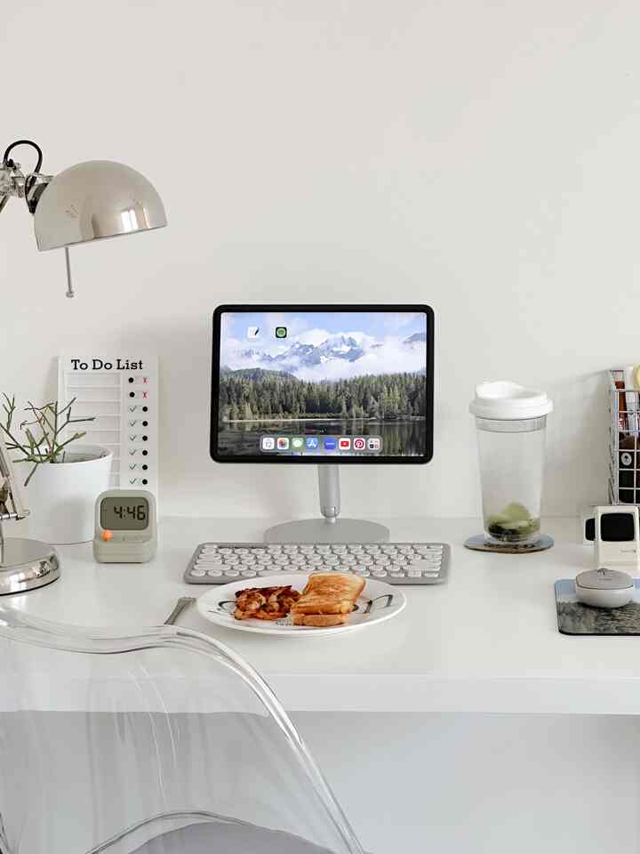 meja saat ini 👀

#deskdekorasi #desktop #hyeprili #ikea