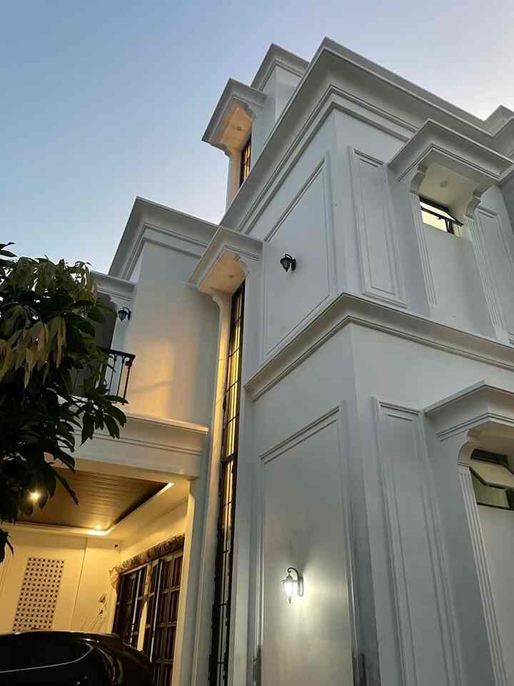 Fasad Klasik by Teguh Arsitek

Hallo selamat malam teman-teman semua🫶🏻
Aku mau cerita sedikit tentang perjalanan renovasi rumah ku di masa pandemi (tahun 2021). Sebelumnya rumah ku terdiri dari 1 lantai dengan tema fasad Minimalis yang telah selesai di renovasi di tahun 2016 dan tidak pernah ditempat.

Sejak pandemi Covid-19, aktivitas aku dan keluarga lebih banyak berdiam diri di rumah dimana menurut ku rumah dengan 1 lantai belum mencukupi untuk aku dan keluarga. tiba saatnya dimana anak pertama ku sudah bisa request minta kamar sendiri😁

Akhirnya aku dan suami memutuskan renovasi rumah dari satu lantai menjadi 3 lantai dengan bantuan dan jasa arsitek profesional by Teguh Arsitek. Aku memilih menggunakan jasa arsitek profesional untuk mewujudkan desain impian ku dan dapat memaksimalkan lahan dan ruangan di rumah.

Alhamdulillah fasad rumah ku sudah sesuai dengan keinginan dan bentuknya 99% mirip dengan desain mas Teguh.

Semoga menginspirasi🤍

#bangunrumah #renovasirumah #arsitekrumah #desaininterior #desaininteriorrumah #rumahshelica #lahanterbatas #homedecor