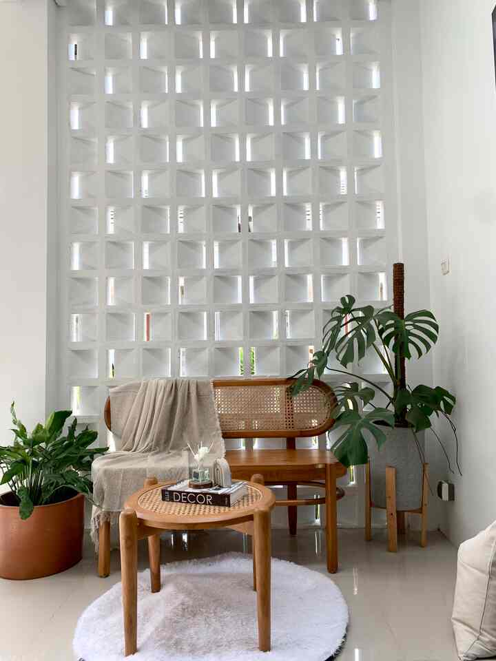 Foyer ✨

Area foyer memiliki konsep minimalis. Kami menggunakan set kursi meja jati kombinasi rotan agar bisa menciptakan konsep minimalist style pada ruangan ini. Selain itu kami memilih barang dekoratif yang tidak terlalu mencolok dan warna-warna earthtone. Kami mendapatkan barang dekoratif untuk makeover area foyer di market place dengan budget sekitar 2 juta rupiah.

#decorativeitems #homestyling #roomstyling #homedecor #roomdecor #foyerminimalist #minimalist 