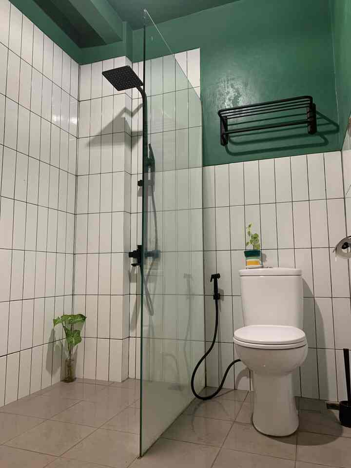Kamar mandi utama kami bernuansa putih, hitam, dan hijau. biar kesannya kalau masuk kamar mandi berasa di alam gtuu 😅
.
#kamarmandi #shower #dekorasikamarmandi #rumah150m2 #bandungtimur #rumahalakami #ceritarumakami