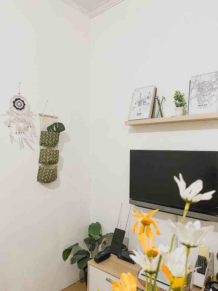 My Favourite room. Gak pernah bosen buat posting ruangan ini, karena memang ruangan ini adalah ruang favourite dan tercinta dirumah ini. Konsep minimalis dan padupadan warna yang sesuai dengan keinginan kami membuat kami betah berlama lama di ruangan ini. Banyak sekali waktu yang kami habiskan diruangan ini, mulai dari pagi hari , siang bahkan malam hari dimana kami sambil melepas lelah setelah beraktivitas seharian, ruangan inilah tempat kami sekeluarga berkumpul. Furniture disini tidak banyak, kami taruh sesuai kebutuhan. Ada meja tv minimalis, stoll abu dan juga meja kecil. Semoga kalian juga suka yaa dengan ruangan ini😁🤎🤎🤎 #myfavoriteroom #myhousestory #myfavoutireitem #livingroom #minimalishouse #ruangkeluarga #idedekorruangkeluarga #ruangtv