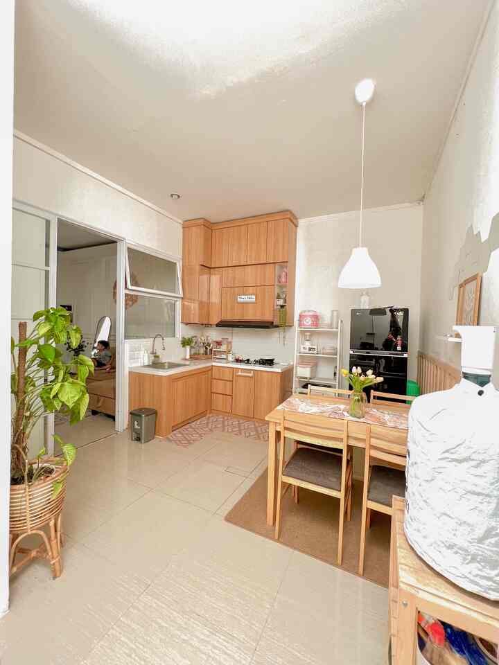 Hello, this is our kitchen and dining room area. We deliberately placed everything close to the wall to make it look spacious...

Again, we use warm wood tones. In accordance with the Japandi style that we like.

Hope it inspires...

#minimalist kitchen #japandi #minimalis #ruangmakan #ruangdapur #rumahminimalismodern #warmwood #rumahdeveloper #rumahmungil #karawang #scandinavian #rumahcluster #decorlowbudget