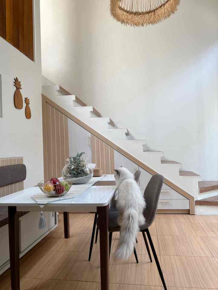 Ruang makan 🥂
Sarapan - makan siang - makan malam - ulangi.

#ruang makan #japandi #rumahdeveloper #decorlowbudget #petparent