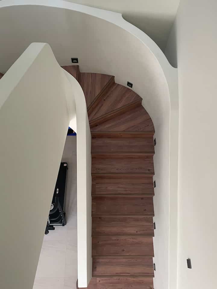 pemandangan dari lantai dua 🤍

#gigghaus #curvedstairs #artdeco #vinyl #inspirasitangga
