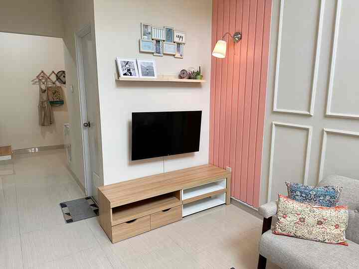 Cerita Tentang Dekorasi Ruang TV low budget banget deh ukuran 1,5 m aja 😆

Pagi semuanya, semoga harimu menyenangkan yah ^.^

Aku mau cerita proses menetukan pilihan furniture yang aku inginkan. 

Awalnya dekorasi ini aku ketemu di bukunya ikea. Tapi karna meja tv di ikea menurut aku gak sesuai budget aku. Aku ambil dekorasi ambalan untuk di terapkan di rumah aku, nah untuk lemari tvnya aku nyari inspirasi di deko ruma alam sutra dan akhirnya dapat lemari tv yang lowbudget tapi desain dan kualitasnya oke.. 

Apalagi multifungsi nih, kalau ada tamu perlu tambahan nyimpen suguhan makanan atau minuman. Meja tersembunyinya tinggal di keluarin deh ^.^

Lalu karna berasa masih kosong ke atas. Aku menggunakan dekorasi bingkai yang udah lama banget aku punya. Dan menurut aku cocok dan serasi taro disana.. 

•••••••

Alhamdullillah setelah itu ada budget lagi untuk masang wallmoulding + wallbatten dari java wallpaper. Biar cantik di kasih lampu dinding dari ikea.. 

Alasan menggunakan wallmoulding ini karna rumah aku kecil. Ini bantu untuk menambah kesan luas karna wallmoulding ini ngebentuk volume di dalam ruangan..

Sekian cerita aku kali ini. Semoga ruang tv ini bisa menginspirasi kamu di rumah yah ^.^

#shabby #japandi #woodwhite #minimalist #rumahcluster #rumahdeveloper #parungpanjang #bogor #rumahmungil #livewithkids

