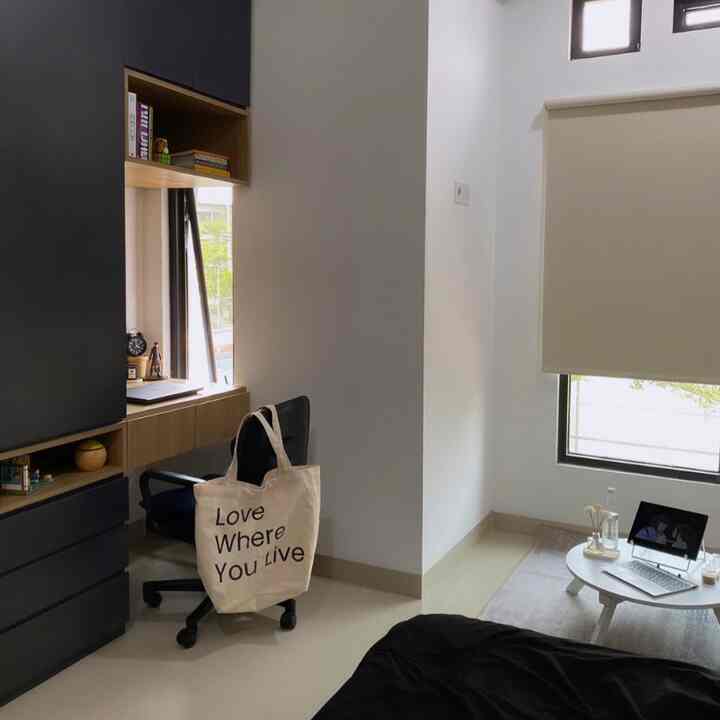 Tilahamo's house style is minimalist. We chose white walls and neutral colored furniture. In this room, the furniture we use to achieve a minimalist style is the wardrobe. Apart from functioning as a place to store clothes, this wardrobe is accompanied by a work desk and can add to the aesthetics of the room.

Because in this wardrobe there are drawers and tables that can be filled with decorative objects. So we filled it with books, anime figures, weekend hours, photos, postcards etc. However, most of it contains a collection of Ghibli anime that we got from Studio Ghibli with a budget of around 2-3 million.

#decorativeitems #homestyling #roomstyling #homedecor #roomdecor #minimalism #wardrobe #ghibli #dekorasikamar #dekorasimeja