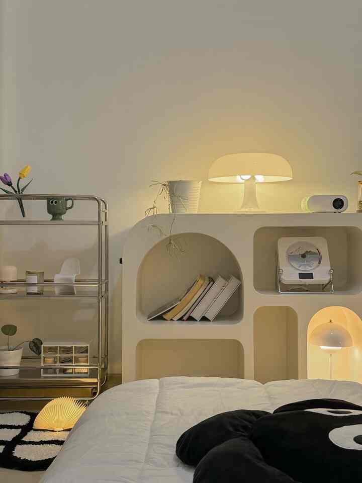 Weekend kali ini aku menggeser beberapa perabotan supaya ada suasana baru dan aku melalukan repotting pada tanamanku, yaitu si Hoya Retusa 🥰🌱

#roomdecor #nightvibes #hyeprili