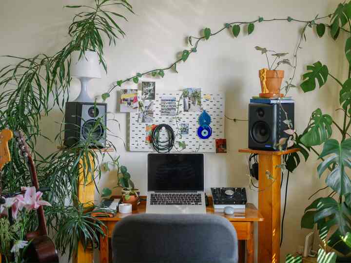 Dalam konsep spot meja kerja dibuat serasi memakai material kayu antara meja dan stand speaker. 

Area tempat tidur juga memakai tangga dan pembatas custom furnitur agar dapat menyesuaikan ukuran yang di inginkan.

#customfurniture #DIYFurniture #personalizedfurniture #uniquefurniture #mezzanine #bandung #livealone #urbanjungle