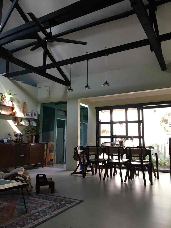 Ruang makan kami bertema openspace menyatu dengan ruang keluarga. Ruang makan ini menjadi jantung di rumah kami karena menjadi tempat kami melakukan quality time, terutama quality time bersama bocil 💖 Di ruang makan, kami terbiasa makan bersama, mengajari anak kedisiplinan tentang makan; duduk, tangan bersih, berdoa sebelum makan, fokus pada makanan, dan berdoa sesudah makan. Rutinitas ini kami mulai semenjak pindah kerumah ini. Bener deh, anak jadi disiplinn perihal makanan, terutama harus duduk 😌🎉 alhamdulillah 🤲🏻🥺
.
#myhomejourney #ceritarumahku #myfavoriteroom #ceritarumakami #diningroom #ruangmakan #soulofhome 