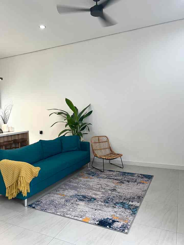 Hai hai.. semuanya👋

ini adalah living room yg sekalian ruang keluarga, 
kebanyakan aktifitas kami habiskan disini.
bahkan sampai makan pun lebih sering disini ketimbang meja 🤭 gak bener ya jangan di ikutin🙏🏻

mengenai tema living room ini, kayanya lebih ke midcenturymodern kali ya🤔 
wkwkkw ya yg paling penting yg punya rumah nyaman lah 😁 

 
#midcenturymodern 
#rumahkomplek 
#Tangerang
#dekorasiruangtamu 