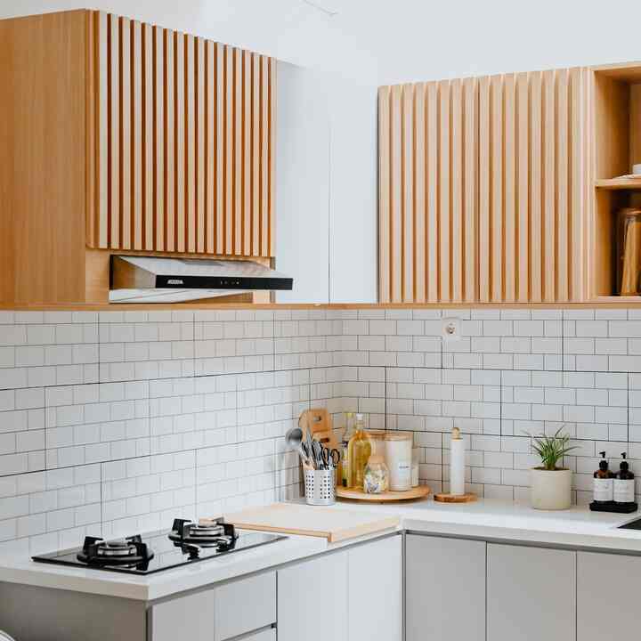 Hai ! 
Masih seputar dapur rumahduanama yang menurut kami tempat paling favorit.
Disini banyak sekali apa yang kami suka dituangkan untuk melengkapi dekorasi dapur kami.
Dapur ini kami berikan sentuhan vas & pot gerabah sebagai dekorasi pelengkapnya.
Sebelum ada rumah ini kami memang suka koleksi vas/ pot gerabah untuk hiasan.
Menurut kamu vas/pot gerabah adalah item dekor yang timeless dan tidak membosankan.
Perintilan ini kebanyakan kami dapatkan ditoko khusus vas&pot yaitu @terapot.home yang lumayan cukup jauh dari rumah kami, tapi kami bela2in kesana karena banyak sekali koleksi mereka yang bagus.

Budget untuk membeli perintilan ini berkisar 20rb hingga 500rb. Dengan nominal segitu kita udah dapat banyak sekali koleksi vas dan pot gerabah lho🥰

#japandi #homedecorinspo #roomdecorinspo #aesthetichomedecor #scandinavian #minimalistdecor #rumahminimalist #openspacehomedecor #minimalist #tinyhome #customfurniture #customkitchenset #customjapandi #80m2  
#openshelves #rumahcluster #rumahdeveloper #jaktim #decorlowbudget #rumahmungil #livewithkids #selfinterior #selfrenovation #selfmakeover  #rumahtanpaarsitek #aestheticroom #aesthetichomedecor #homestyling #kitchenstyling #kitchendecorideas #kitchenmakeover #decorativeitems #roomdecor #homestyling #roomstyling #homedecor
