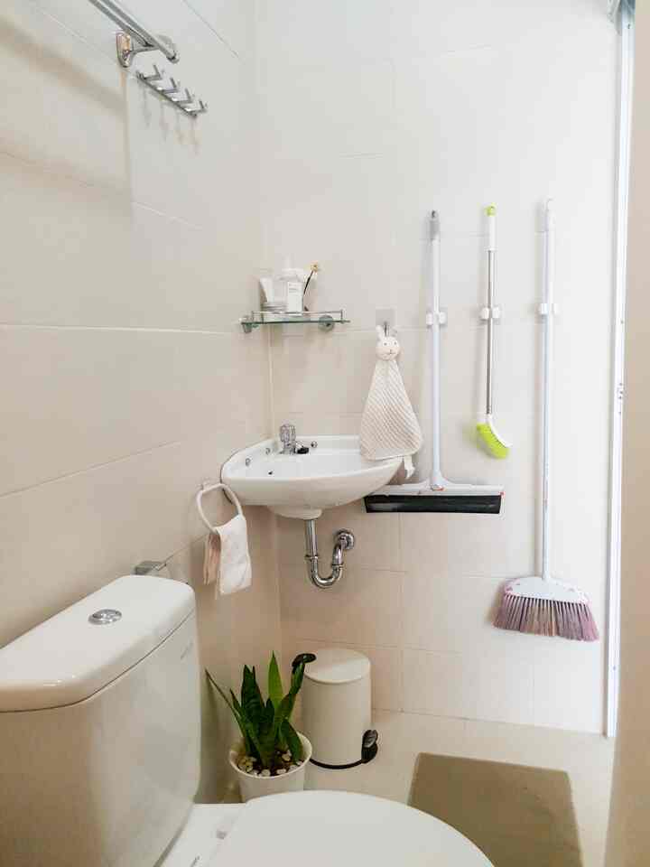 Kamar mandi lt 2 uda seperti sekalian service area. Karena alat bebersih digantung disini. Biar rapi ga berantakan, pakai slot holder di dinding begini. Lumayan save spacing untuk ruangan kecil.

#bathroom #servicearea #spacesaving #spacesavingaervicearea #minibathroom #minimalistbathroom