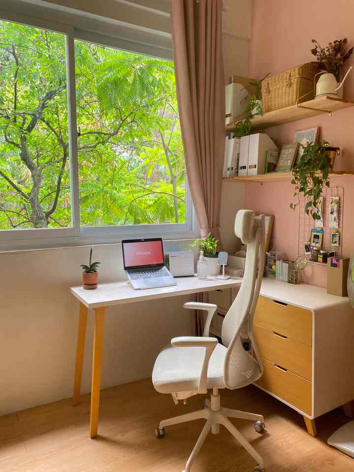 Anti-suntuk di meja kerja🌳🪴💖

Aku paling suka sama spot meja kerja di kamarku ini! Kalo lagi suntuk sama kerjaan atau lagi art-block, aku suka bengong ngeliatin daun-daun yg bergerak ketiup angin. Rasanya calming banget!

Nah biar selaras sama hijau-hijau di luar, aku juga menambahkan tanaman asli di meja kerjaku ini! Bukan asal pilih “tanaman aesthetic”, tapi tanaman yang ada di ruanganku ini adalah rekomendasi dari NASA yang bisa filter udara serta racun di ruangan loh! 

FYI furniture dan barang-barang eletronik yang ada di ruangan kita itu mengeluarkan toxic dan radiasi yang bisa berdampak pada kesehatan kita loh🫣 Jadi selain jadi aksen dekoratif yang mempercantik ruangan, tanaman ini juga punya segudang manfaat untuk kesehatan🪴✨

Oiya berikut tanaman indoor yang direkomendasi oleh NASA yng dapat memfilter udara & menyerap toxic:
- Lidah mertua (Sansivieria)
- Sirih Gading (Epipremnum aureum)
- Janda Bolong (Monstera adansonii)
- Philodendron cordatum
- Pohon Karet (Ficus elastica)
- Palem Kuning (Dypsis lutescens)
- Lili paris (Clorophytum comosum)

#liveslowly #bedroom #ruangkerja #WFH #cafeinspired #aestheticroom #indoorplants #Bekasi #livewithpatents