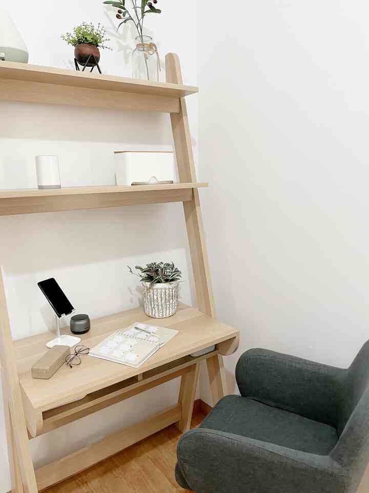 Meja kerja dengan dekorasi simple dan seadanya
ceritanya minimalis ga terlalu banyak barang agar terkesan luas karena ruangannya minimalis juga hehe


#smalldecorations #hiasanrumah #pernakpernikrumah #ruangankecil #ruangankerja #ruangbelajar #homeinspo