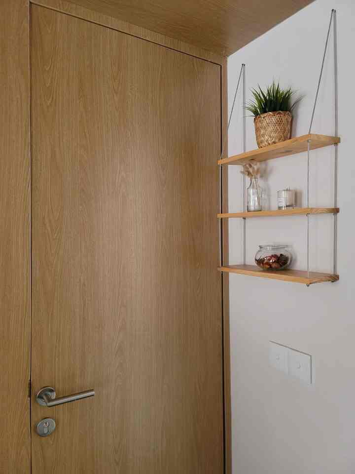 Spot kosong di samping pintu kamar mandi kami manfaatkan jd area pajangan minimalis sebagai pemanis.

#japandi #rumahcluster #bsd #rumahmungil #minimalist #rumahsiwa