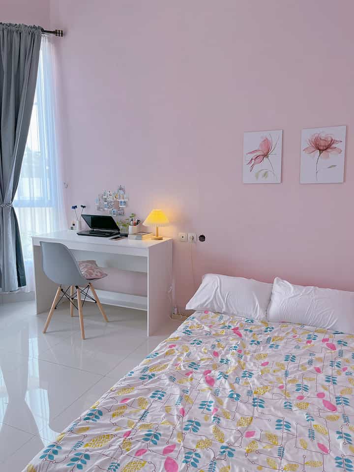 Kamar Tidur🩷🤍
Kamar ini digunakan untuk saudara yang menginap
Tapi karena jarang yang menginap, kamar ini digunakan sebagai ruang kerja👩🏻‍🎨
Berukuran 3,5 x 4 dengan tema ceria 🔆
Semua furniture dan cat kamar ini berwarna terang.
Saya suka dengan meja kerjanya
Cukup panjang sehingga leluasa untuk bekerja dan warna putih nya cocok dengan item dekor apapun🍶
Tips agar kamar tetap rapi adalah segera membersihkan dan membereskan setelah digunakan entah kasur ataupun meja kerja. Karena jika berantakan dan sudah menumpuk akan malas untuk membersihkannya.
Kuncinya adalah rutinitas beberes yg konsisten setiap harinya
#dekorasikamar #inspirasikamar #roomstyling #kamarpink #kamarminimalis #idedekorasikamar