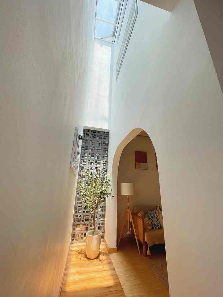 Hallway to living room
.
Jalan menuju ke lantai bawah menuju ruang keluarga dan dapur

#scandinavianhouse #splitlevelhouse #rumahcluster #rumahminimalis #scandiboho #homedecor #housewithchildren