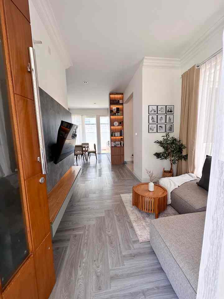 Ruang tamu dari sudut pintu masuk

#ruangtamu #entrance #openspace #semarang #rumahdeveloper