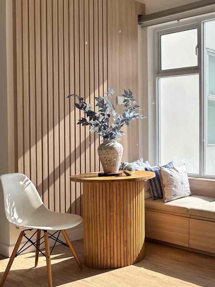 Window seater ini ukuran nya 1,5 m x 3,85 m.
Adanya jendela besar di lantai 2 membuat ruangan menjadi terang. Warna HPL kusamakan dengan ruangan open space di lantai 1.

#scandinavianfacade 
#fasadscandinavian
#japandiinterior
#japandistyle
#windowseater
