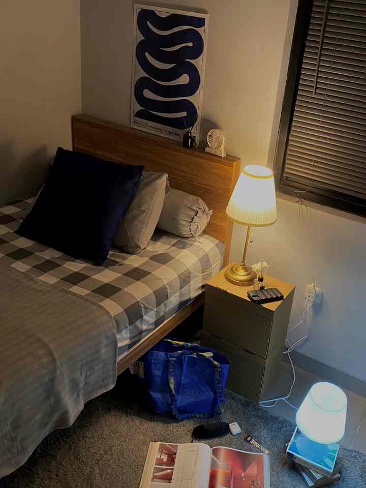 #labeloftones is the name that i called to present my room’s journey. Sebagai seorang arsitek dan desainer interior, saya memulai untuk merencanakan perjalanan kamar saya melalui sketsa dengan mengukur dengan detail dari kamar dari pintu, jendela, serta penempatan titik stop kontak. 

Ketertarikan saya dengan “Mid Century Design” sejak saya kuliah dan mengenal furniture desainer yg ikonik dengan permainan warna-warna yang berani namun tetap ada unsur kayu sehingga ruangan terasa hangat namun playful.

Memulai dengan menambahkan warna kontras dari pemilihan warna sarung bantal yang saya temukan di IKEA, serta beberapa aksen warna dari koleksi buku-buku desain yang saya miliki untuk menambahkan detail kecil dari warna-warna cover buku tersebut.

#tinybedroom #bedroom #bedroomideas #studioapartment #midcentury #midcenturyinterior #interiordesign #nordic #tinyspace 