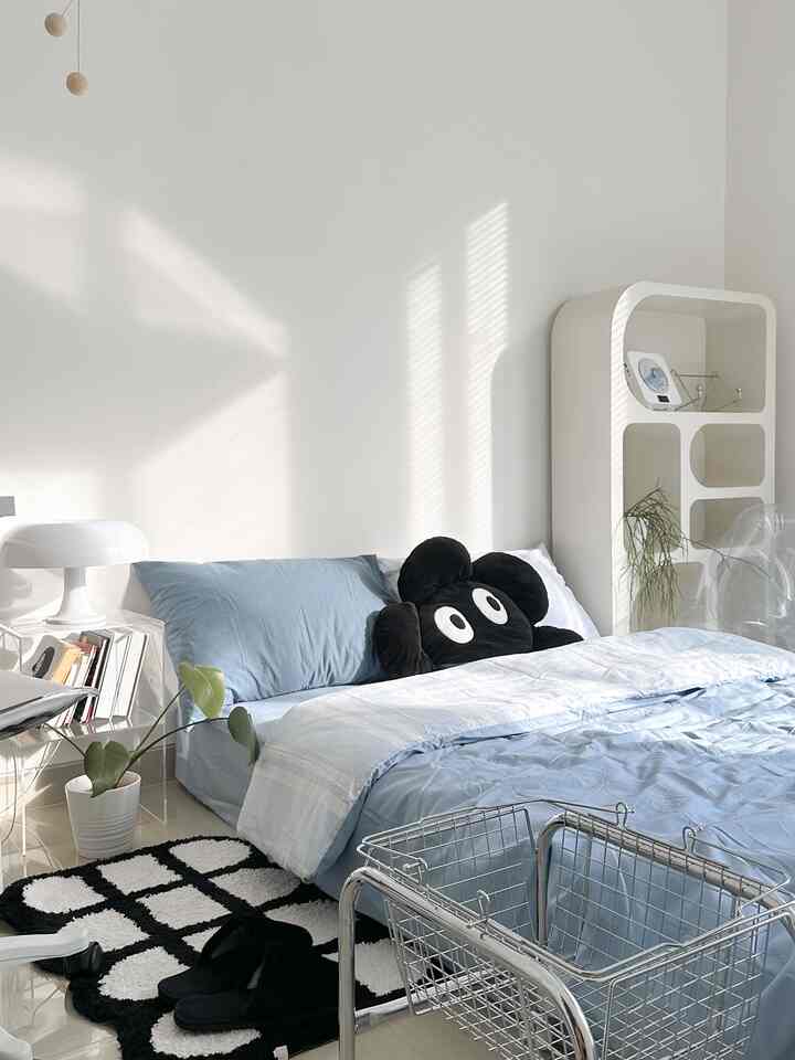 Room Sweet Room 🪼🤍

Menurutku ruangan atau space yang ideal tentunya yang terang & kaya akan cahaya.

Karena aku memang sangat menyukai spot yang kaya akan cahaya, sehingga diruanganku ini aku memilih perintilan yang dominan warna putih supaya terlihat makin cerah dan bersih saat disinari matahari.

#MyHomeStory #MyHomeJourney #HomeSweetHome #KoreanStyle #Minimalis