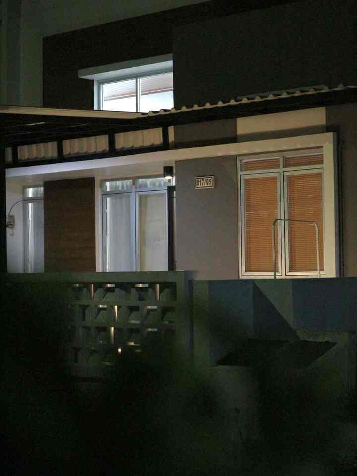 FACADE. 

Night ambience di teras rumah kami. Perpaduan lampu warm white dan lampu sorot taman menambah hangat suasana. 

#fasadrumahminimalis #tinyhouse #rumahmodern #rumahcluster #84m2 #inspirasirumah #homestagram 