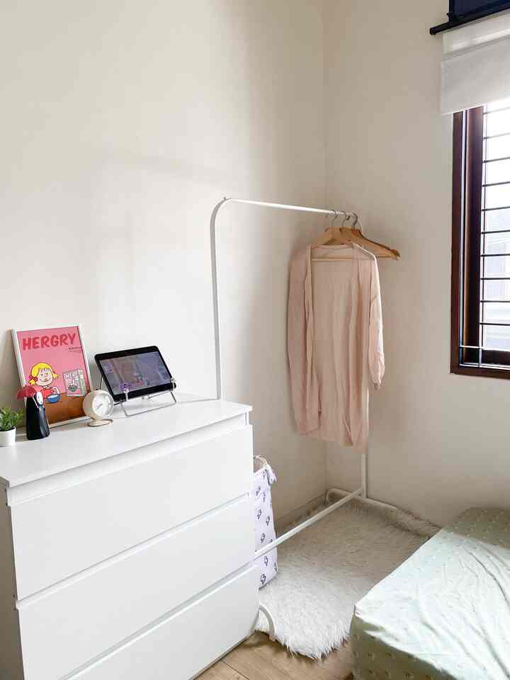 Kamar anak yang tidak terlalu besar ini, tidak memiliki banyak barang dekor.. tujuan nya agar mudah di bersihkan dan tidak terlihat berantakan.

Dan agar lebih rapih, aku menggunakan lemari laci untuk menyimpan barang barang anak mulai dari mainan sampai buku buku pelajaran.

#smalldecorations #decorationsinspo #hiasanrumah #pernakpernikrumah #greynaehaus #kamaranak #kamarkecil 