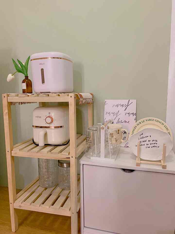 Kalau ada tamu yang datang ke rumah, rak piring dan gelas udah mejeng aja disini. Ntar kalau mau ambil minum bisa langsung ambil gelasnya 😅 #koreanroom #apartemen #homedecor #33m2 #jakarta #japandi #rumahmungil 