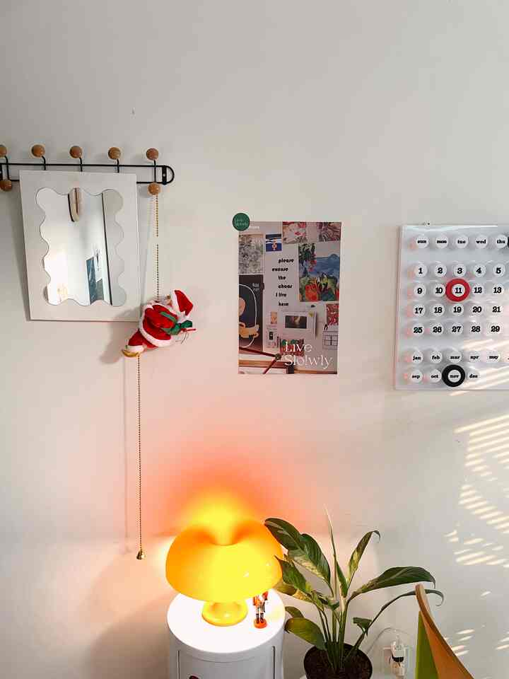 Early Christmas (?) 🌲🎅
#roomdecor
#midcenturymodern
#bedroom
#bedroominspo
#christmasdecoration 