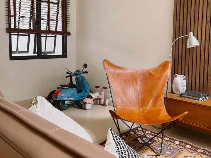 Live with kids😌 ada parkiran motor dan sepeda dalam rumah yang tidak bisa dihindari👏 Living room yang lebih sering jadi ruang bermain anak🤣

#Depok #midcenturymodern #rumahrenovasi #90sqm #Ikea #livewithkids